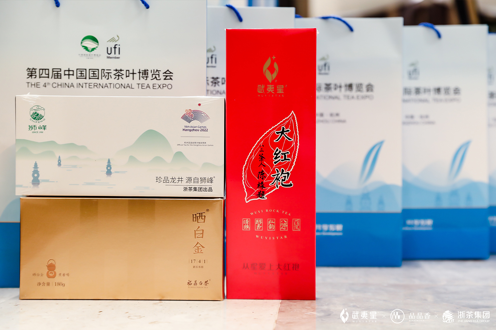西湖龍井、武夷巖茶、福鼎白茶產(chǎn)品會場展示