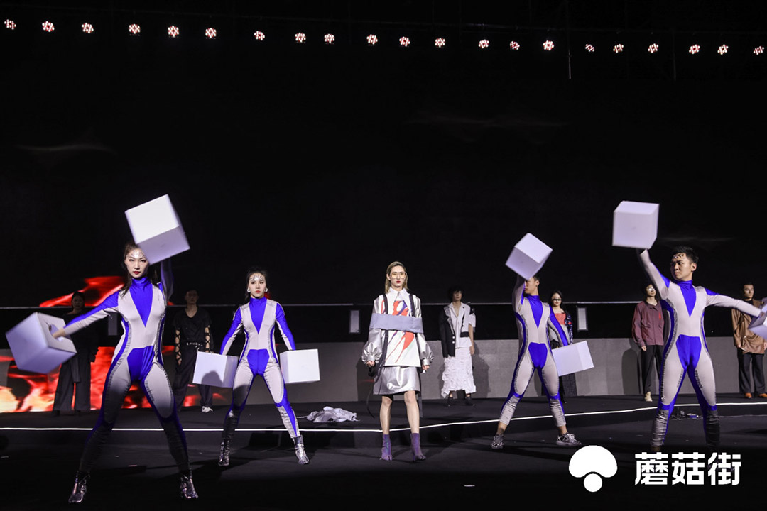 “伊德服人，穿行未來(lái)”走秀表演